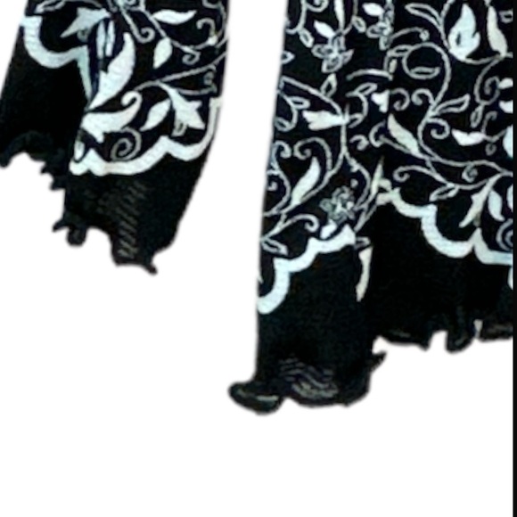 Apostrophe 3/4 sleeve floral blouse Black with white pattern & lettuce hem/cuff - Picture 4 of 6